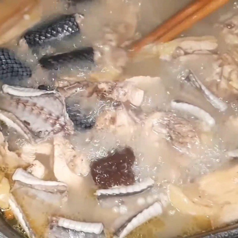 Step 4 Cooking the snake chicken hotpot broth