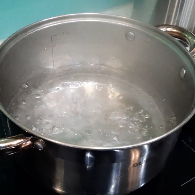 Step 4 Cook the hot pot broth Snakehead fish hot pot