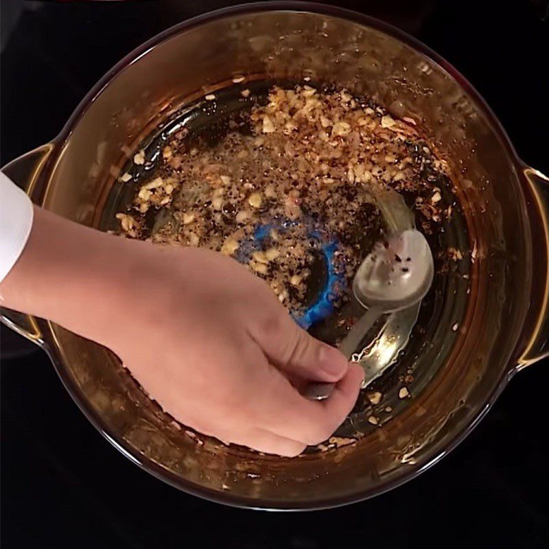 Step 3 Cook the broth for sour and spicy crab soup