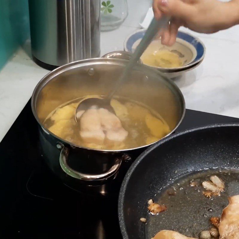 Step 4 Cook the hot pot broth Snakehead fish hot pot