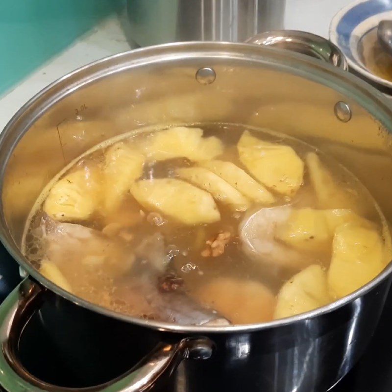 Step 4 Cook the hot pot broth Snakehead fish hot pot