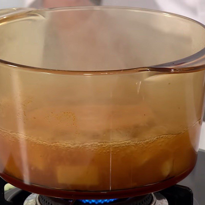 Step 3 Cook the broth for sour and spicy crab soup