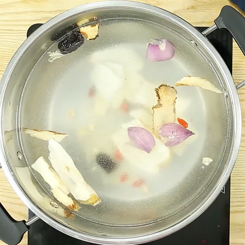 Step 3 Cook the hot pot broth Pork tail hot pot with Chinese medicinal spices