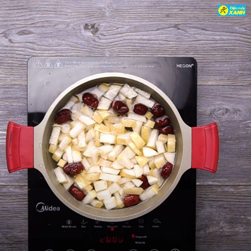 Step 2 Cooked pear and aloe vera with red apple