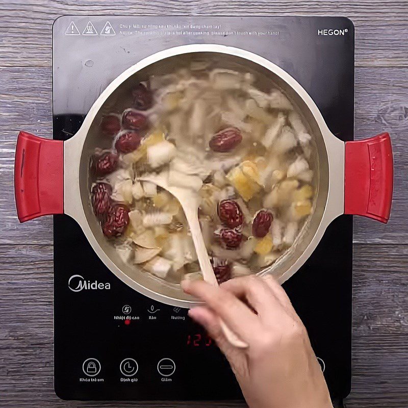 Step 2 Cooked pear and aloe vera with red apple