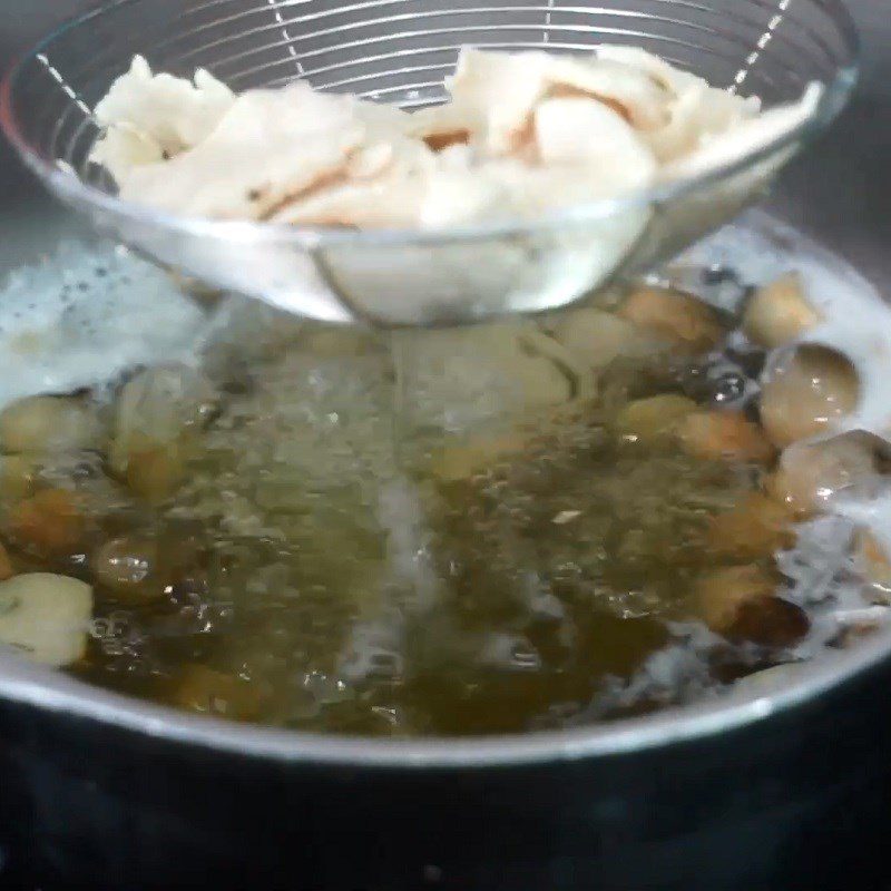 Step 4 Cook the broth Brown rice noodles with chicken breast
