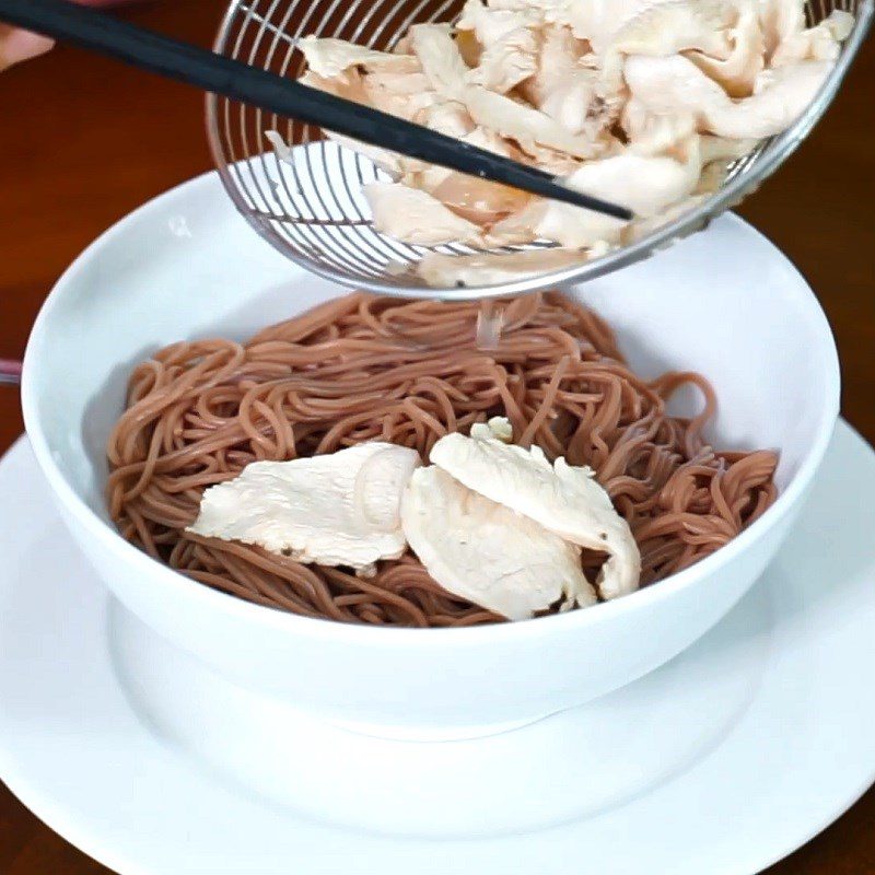 Step 4 Cook the broth Brown rice noodles with chicken breast