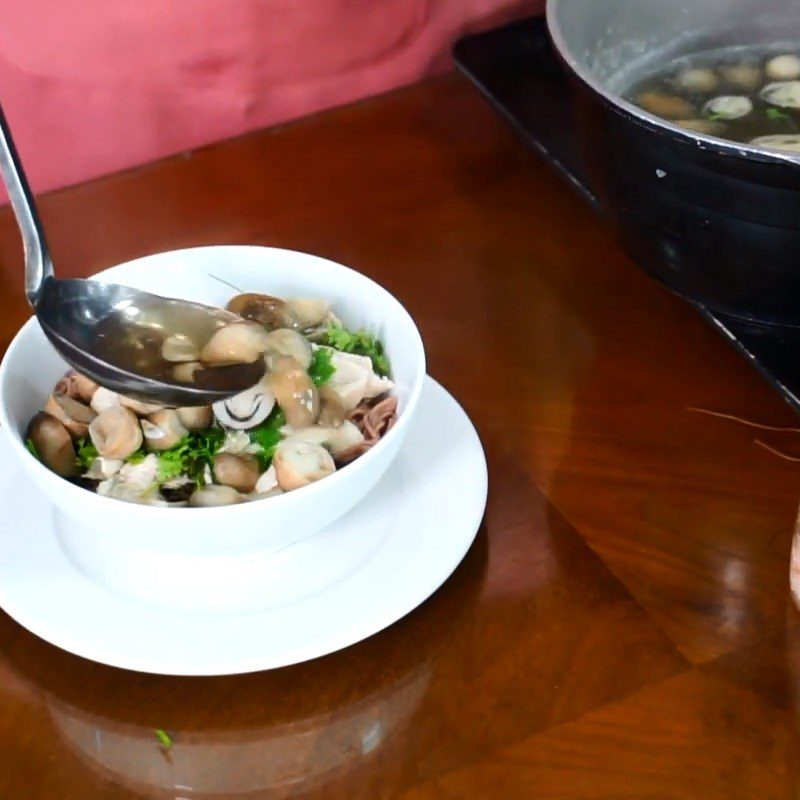 Step 4 Cook the broth Brown rice noodles with chicken breast