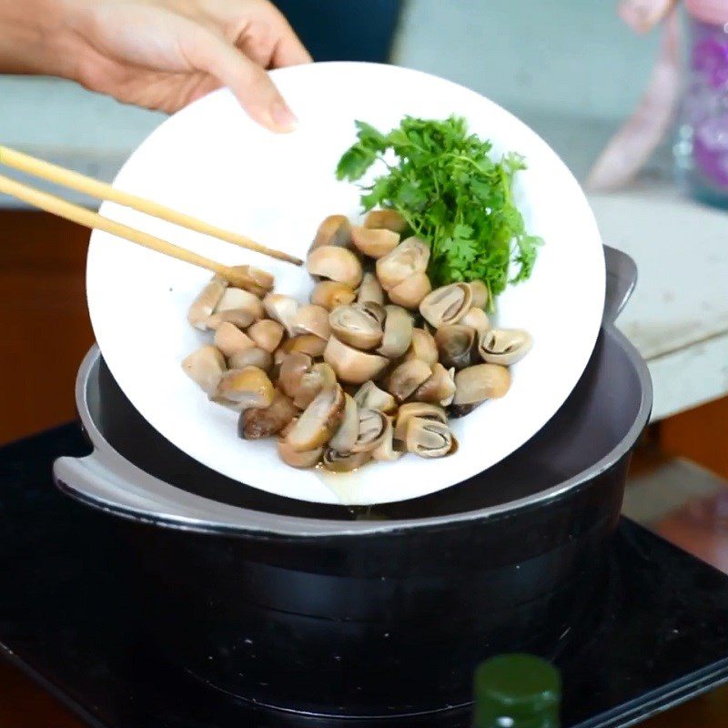 Step 4 Cook the broth Brown rice noodles with chicken breast