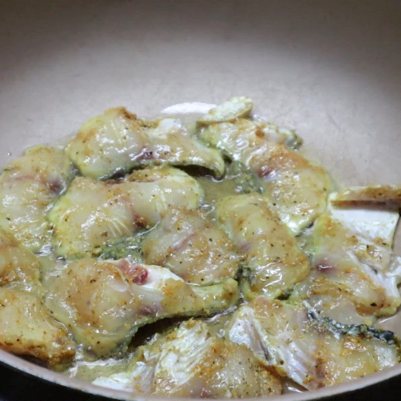 Step 4 Fry the snakehead fish Brown rice fish noodle