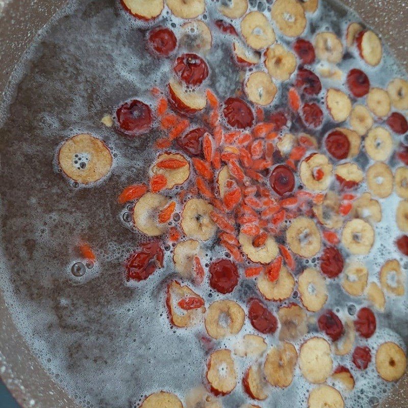Step 3 Cook red apple wood ear mushroom water Black wood ear mushroom red apple water
