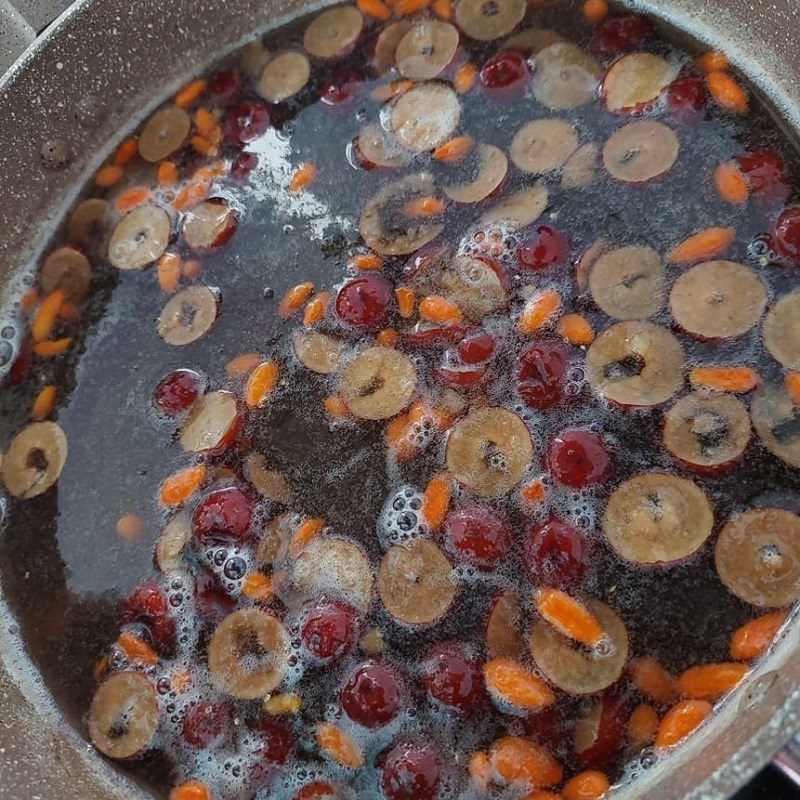 Step 3 Cook red apple wood ear mushroom water Black wood ear mushroom red apple water