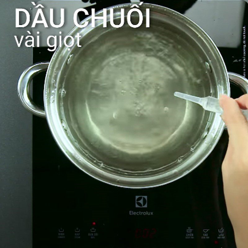 Step 2 Cook aloe vera water Rock sugar aloe vera