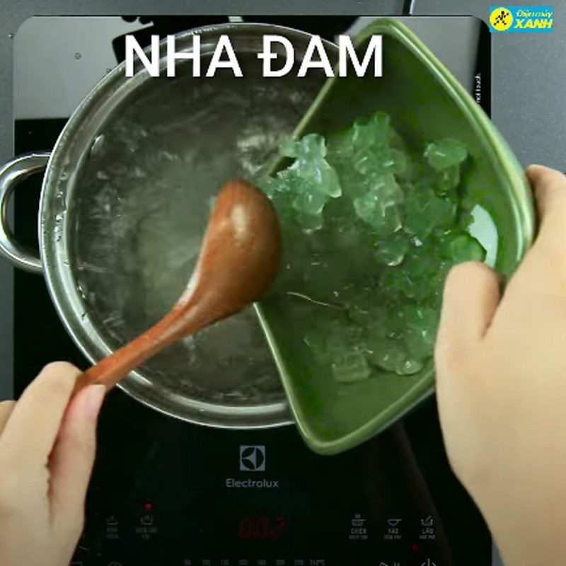 Step 2 Cook aloe vera water Rock sugar aloe vera