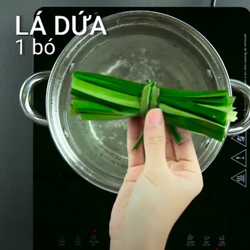 Step 2 Cook aloe vera water Rock sugar aloe vera