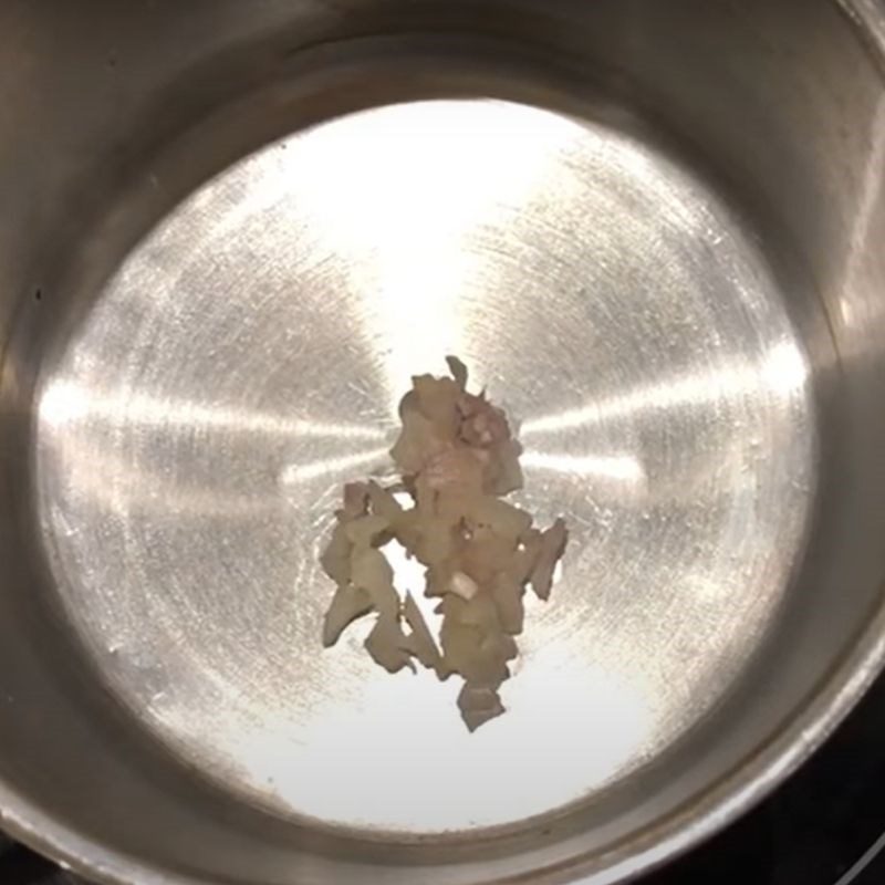 Step 2 Stir-fry chicken for chicken porridge with lotus seeds and carrots for weaning