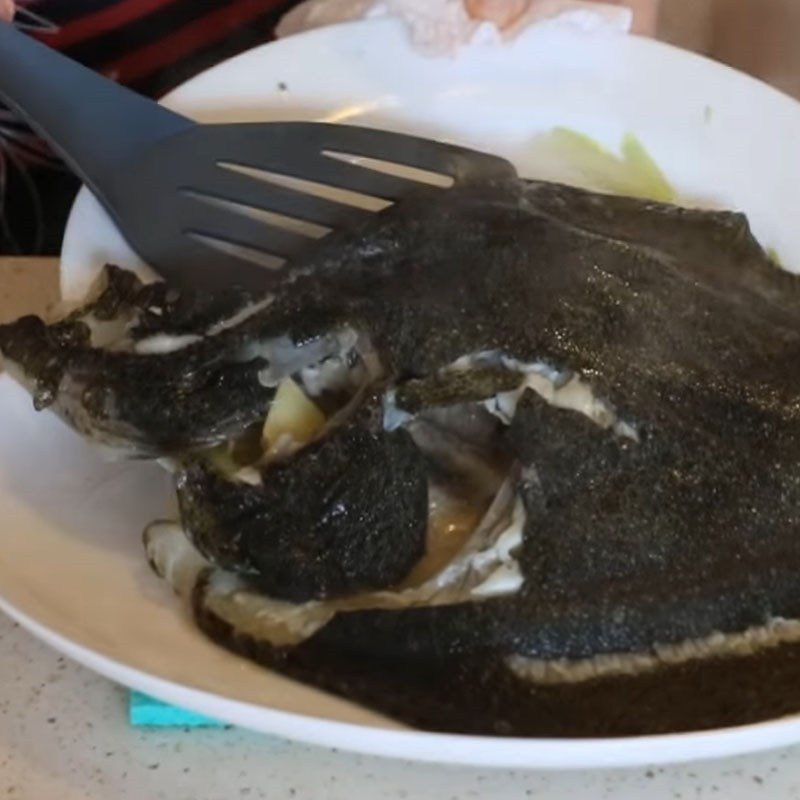 Step 4 Steaming fish for soy sauce steamed flounder