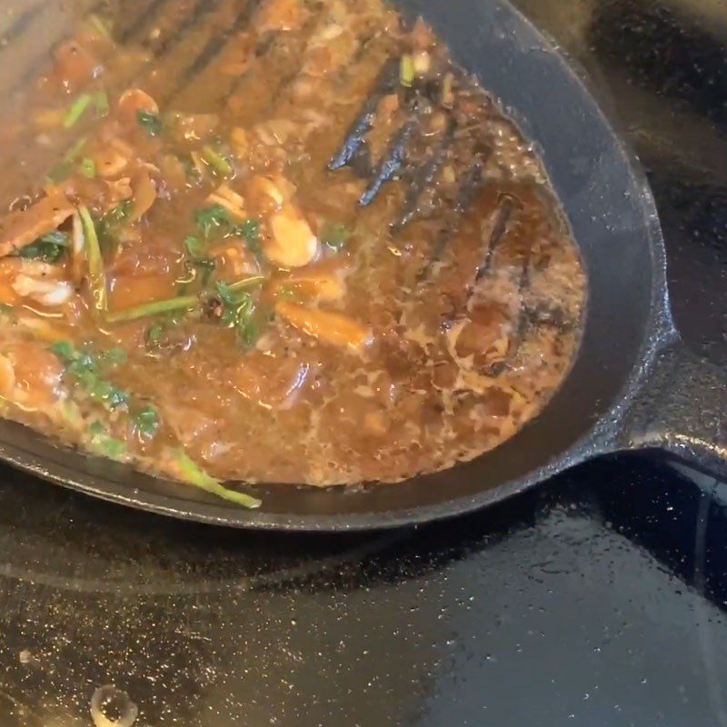 Step 6 Cook the sauce and pour it over the fish Grilled bluefin tuna with vinegar