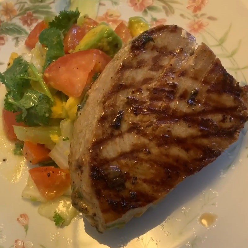 Step 6 Cook the sauce and pour it over the fish Grilled bluefin tuna with vinegar