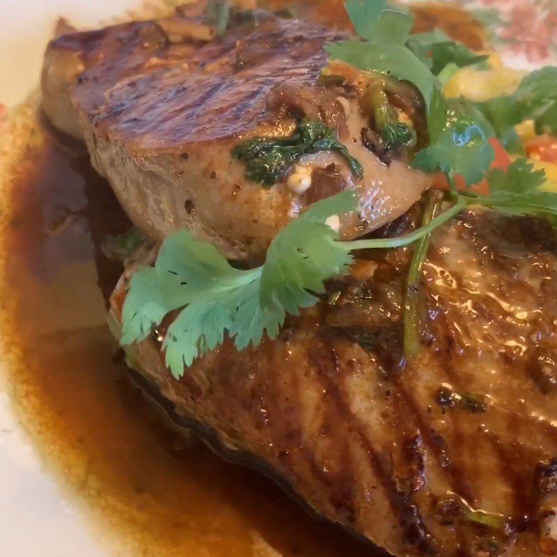 Step 6 Cook the sauce and pour it over the fish Grilled bluefin tuna with vinegar