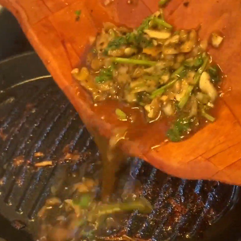 Step 6 Cook the sauce and pour it over the fish Grilled bluefin tuna with vinegar