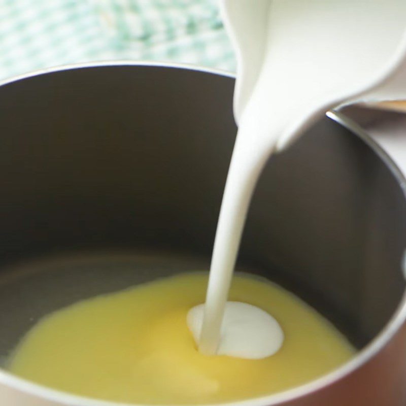 Step 2 Cooking coconut milk for green bean and pennywort smoothie