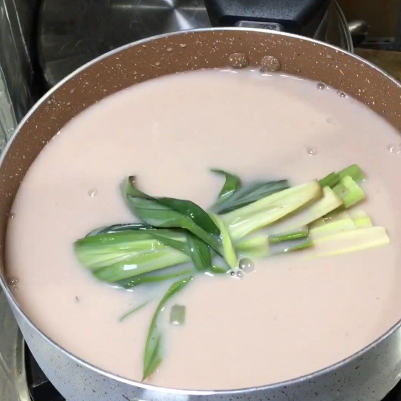 Step 4 Cook brown rice lotus seed milk Brown rice lotus seed milk