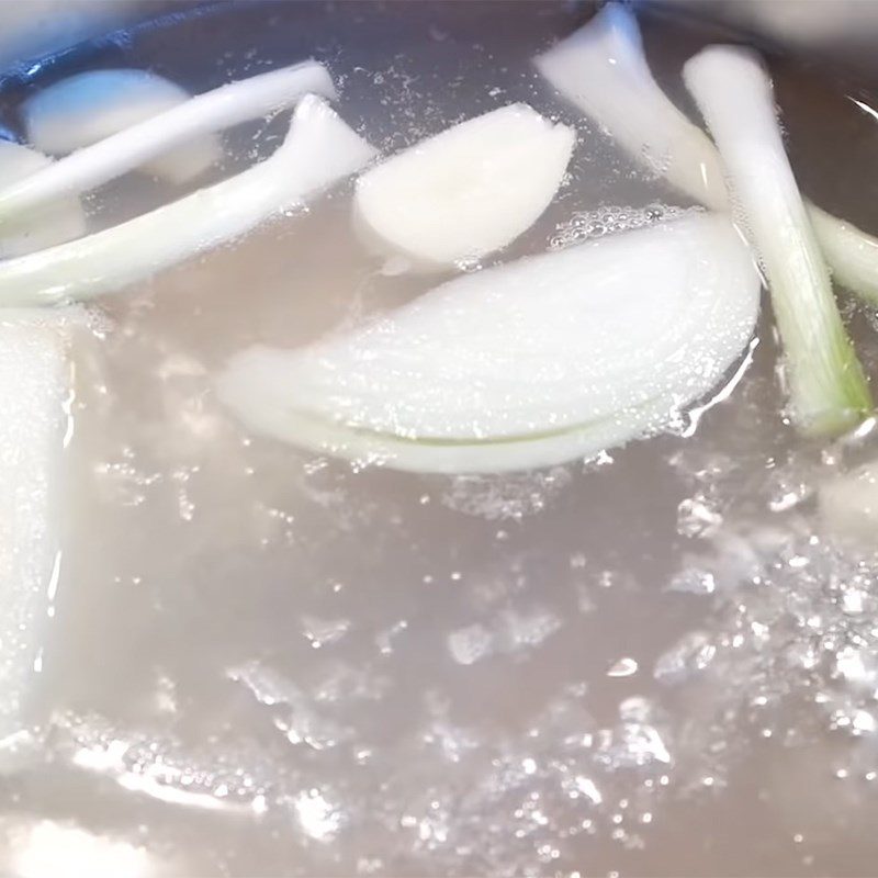 Step 3 Boil the beef for rice cake soup tteokbokki (tteokguk)
