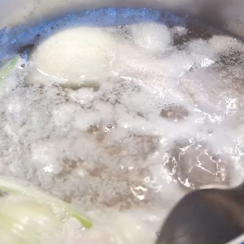Step 3 Boil the beef for rice cake soup tteokbokki (tteokguk)