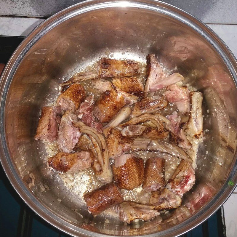Step 2 Cook the duck meat for Red date duck stew