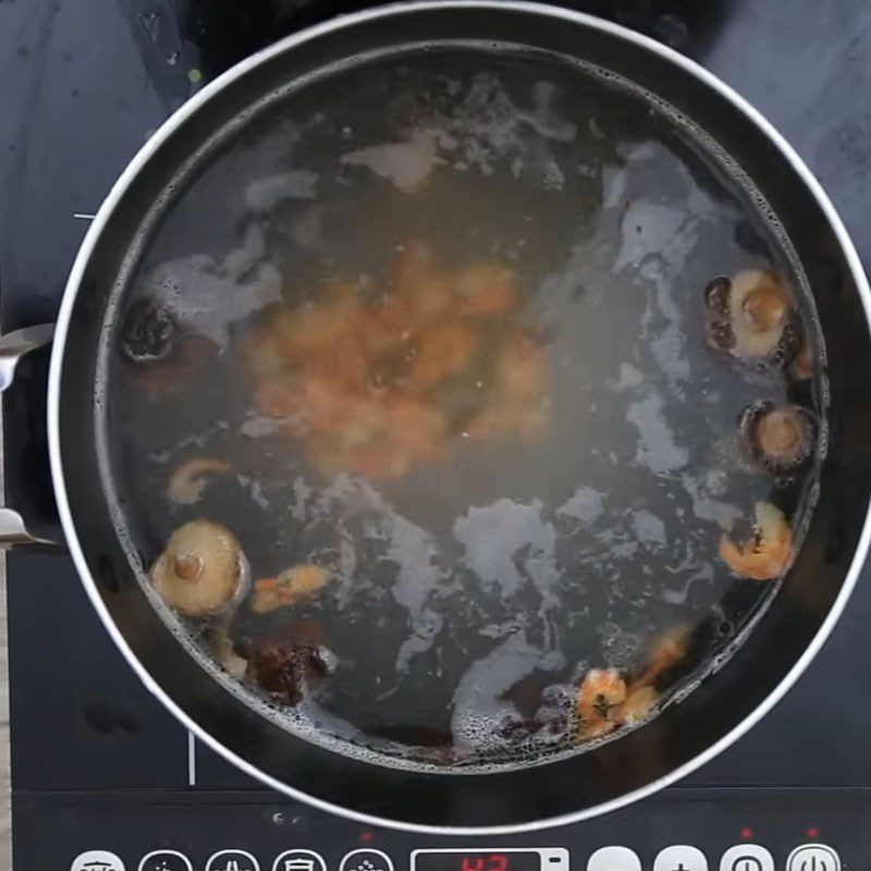 Step 5 Cook dried shrimp, shiitake mushrooms, and meatballs Mixed mushroom soup