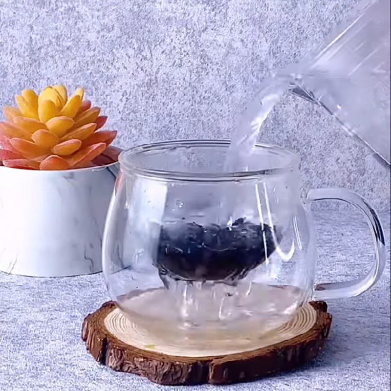 Step 1 Boil tea for blueberry milk tea