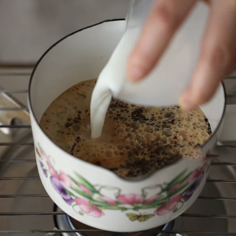 Step 3 Cooking tea with milk Royal milk tea with cream