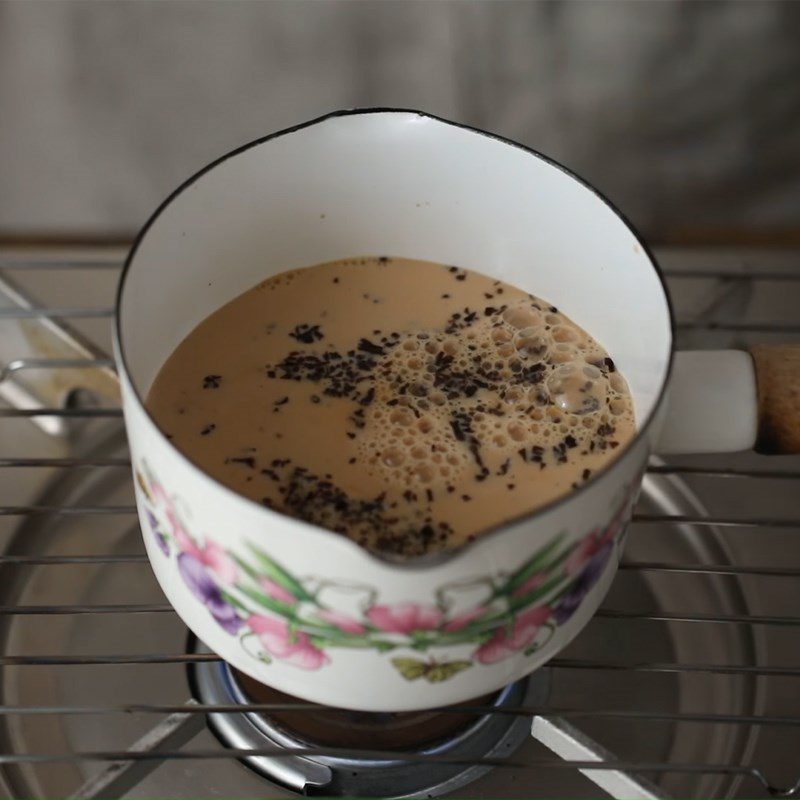 Step 3 Cooking tea with milk Royal milk tea with cream