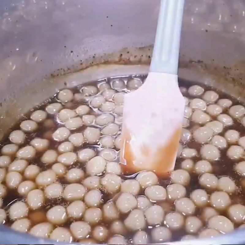 Step 5 Cooking tapioca pearls with brown sugar Black sugar tapioca pearls made from rice flour