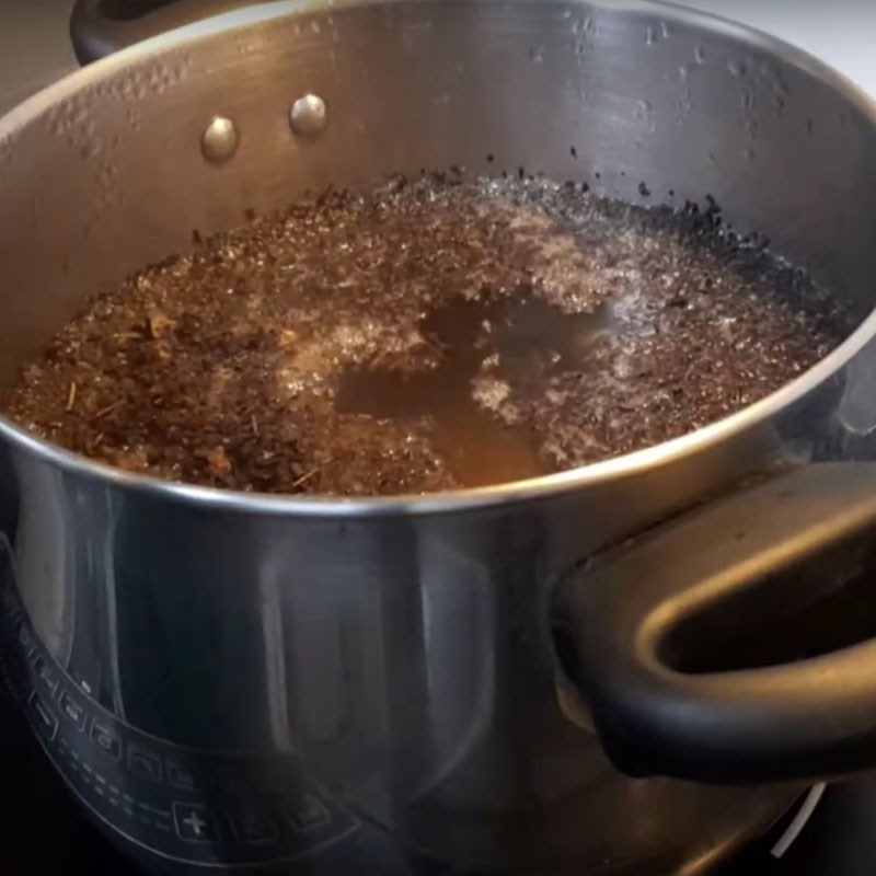 Step 1 Boil and filter the tea for Okinawa milk tea with black sugar pearls