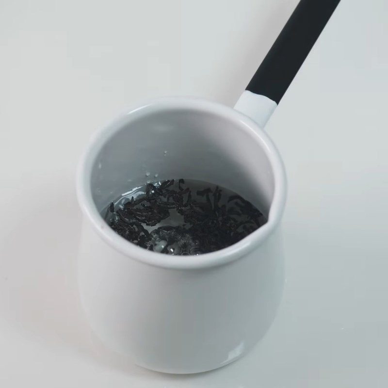 Step 1 Boil and filter tea for chocolate milk tea