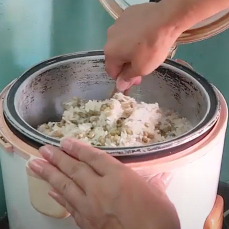 Step 3 Cook sticky rice Sticky rice with whole mung beans and coconut milk