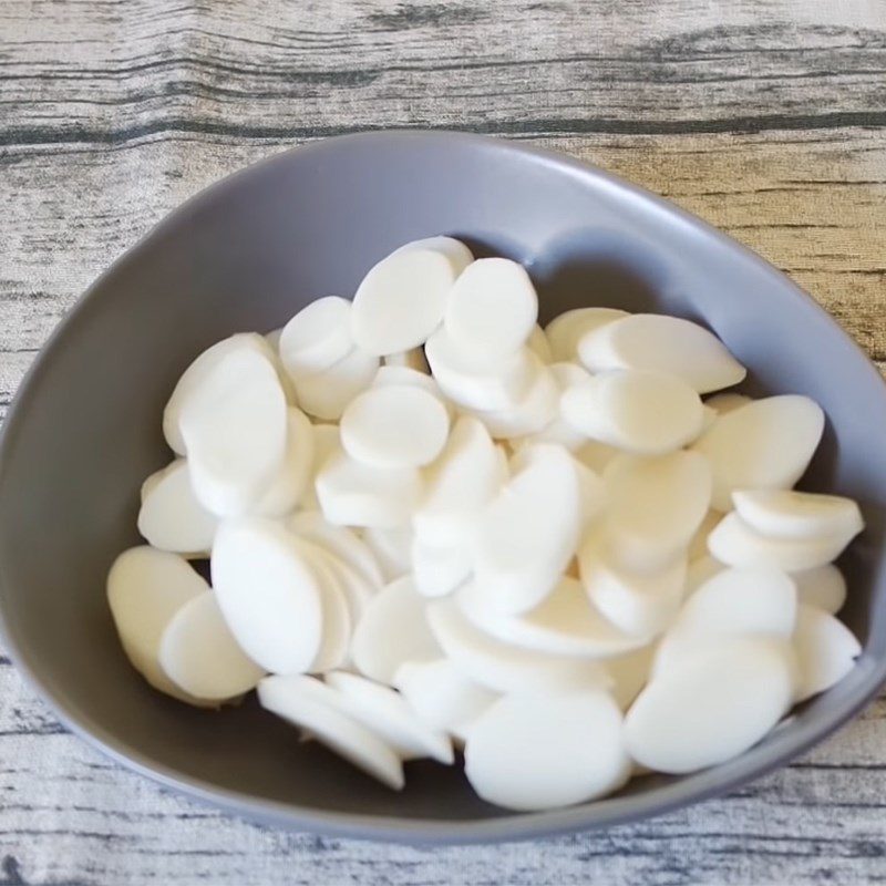 Step 1 Soak the rice cakes for Tteokbokki Rice Cake Soup (Tteokguk)