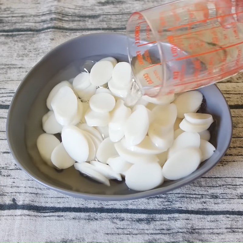 Step 1 Soak the rice cakes for Tteokbokki Rice Cake Soup (Tteokguk)