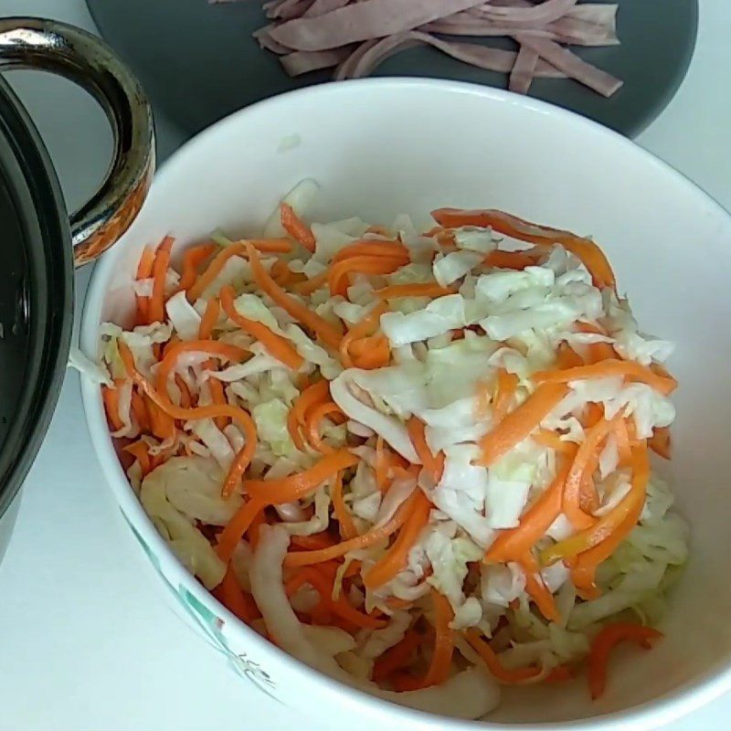 Step 2 Soak the ingredients for cabbage salad mixed with mayonnaise and ham