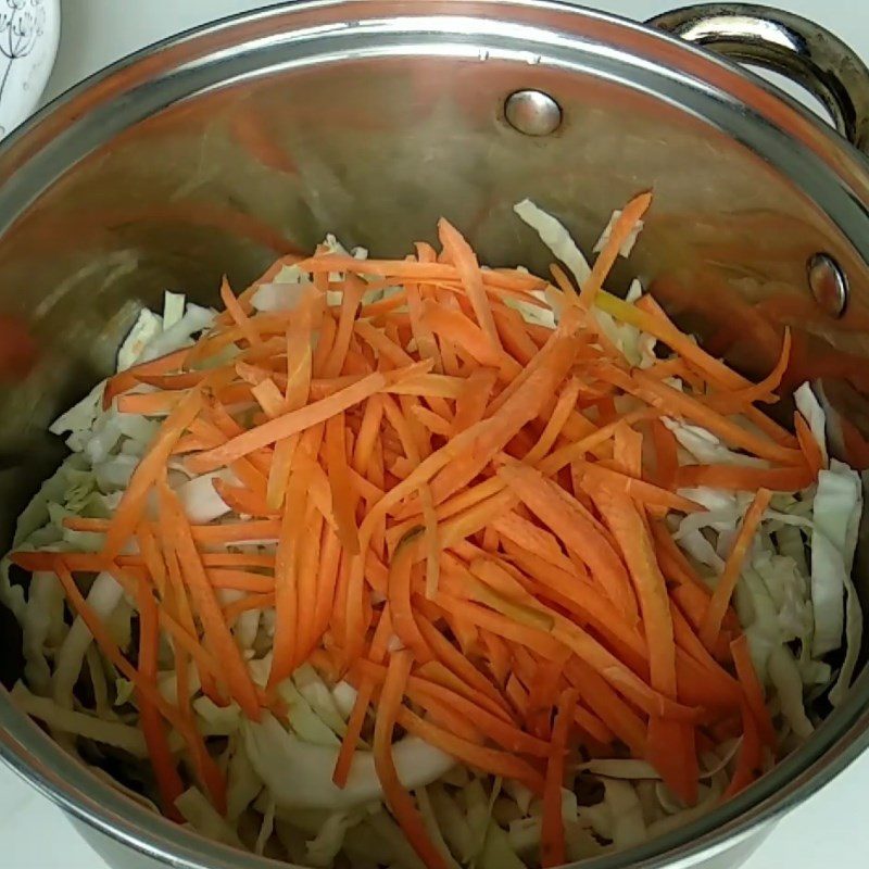 Step 2 Soak the ingredients for cabbage salad mixed with mayonnaise and ham
