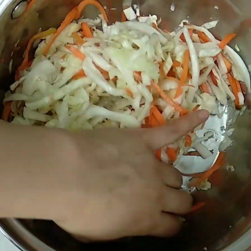 Step 2 Soak the ingredients for cabbage salad mixed with mayonnaise and ham