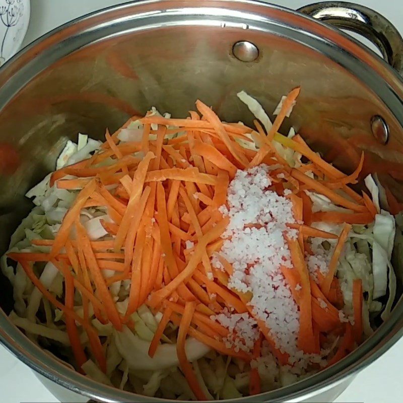 Step 2 Soak the ingredients for cabbage salad mixed with mayonnaise and ham
