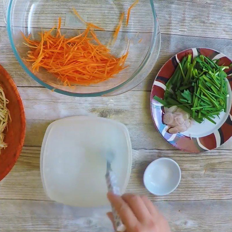 Step 2 Soak the chives and bean sprouts for Chives and Bean Sprouts Pickles with Rice Water