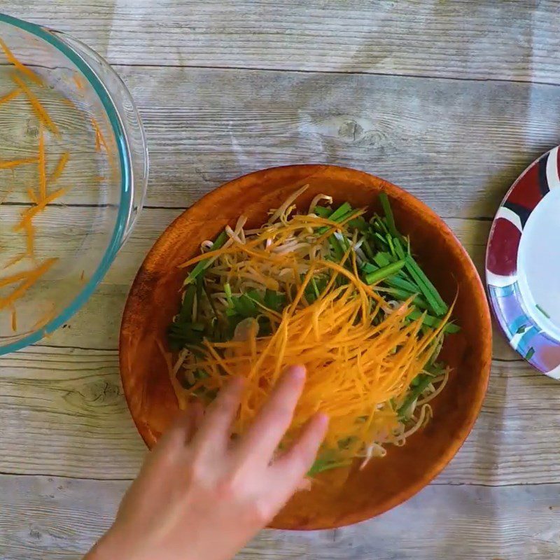 Step 2 Soak the chives and bean sprouts for Chives and Bean Sprouts Pickles with Rice Water