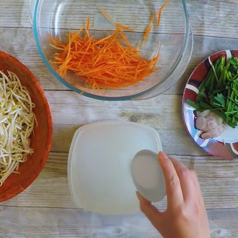 Step 2 Soak the chives and bean sprouts for Chives and Bean Sprouts Pickles with Rice Water