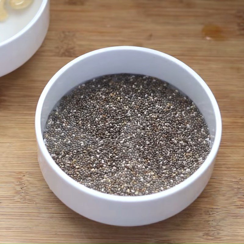 Step 1 Soak cashews and chia seeds for Pineapple (Thơm) Chia Seed Smoothie