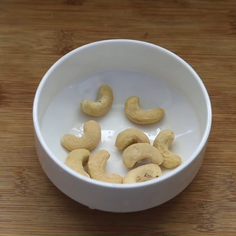 Step 1 Soak cashews and chia seeds for Pineapple (Thơm) Chia Seed Smoothie