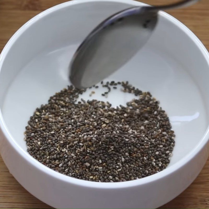 Step 1 Soak cashews and chia seeds for Pineapple (Thơm) Chia Seed Smoothie